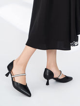 Tacones bajos de punta puntiaguda de cuero con diamantes de imitación